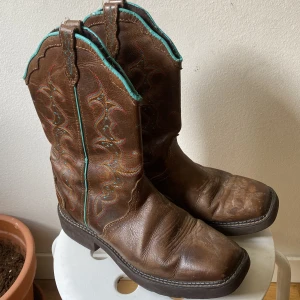 Cowboy boots - Köpte i London på vintage marknad - jag är storlek 39 och använt utan problem men definitivt snarare en storlek 41-42