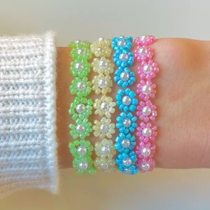Armband - Gör dessa egentillverkade armbanden. Priser varierar 30-60kr beroende på vilken design som önskas. Du kan välja design och storlek helt själv! Betalning sker via Swish, du står för frakten💓🦋🫶🏼🌴🌸🐚
