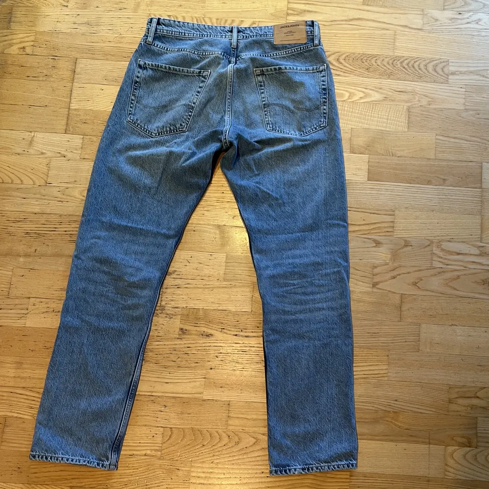 Hej, säljer nu mina blåa Jack & Jones jeans i modellen loose/chris. Storleken är 32/34. Har används någon gång bara och är i väldigt gott skick. Hör av dig vid funderingar, pris kan diskuteras.. Jeans & Byxor.