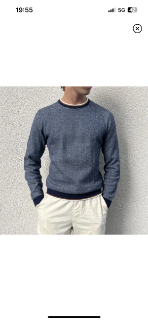 Mörkblå tjocktröja  - Superfin mörkblå tjocktröja från franska märket Jules! Inköpt i Paris, aldrig använd. Storlek M. Skriv till mig vid frågor eller om du vill se fler bilder!🫶🏻