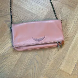 En mer eller mindre oanvänd rosa Zadig & Voltaire väska. Nypris 3400 kr! 💕