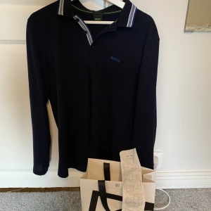 Hugo boss långärmad piké - Helt ny aldrig använd. Kvitto och box fås med!