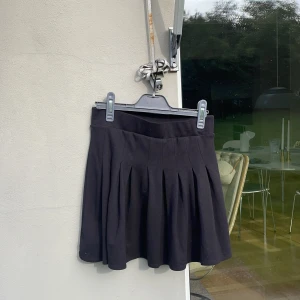 Svart minikjol - En svart minikjol i en ”tennis modell”. Kjolen är från stradivarius! 