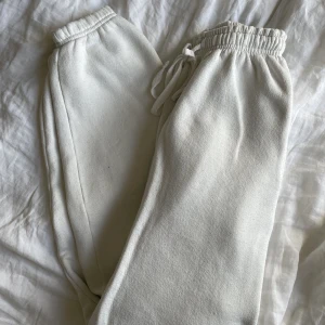 Vit mjukis byxa - Vita snygga mjukisbyxor från Boohoo i ganska bra skick🥰