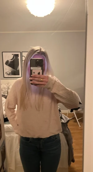 Tröja - Säljer denna jätte fina tröja ifrån Kappahl, då den inte kommer till användning💕Den är i storlek 170 men skulle säga att den sitter som en S. Super skön men något nopprig på utsidan. 