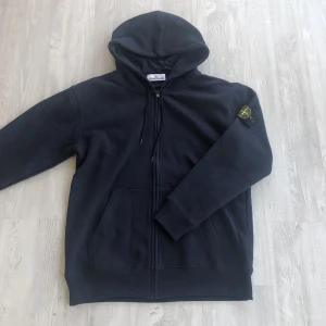 Stone island zip hoodie - Snygg Stone Island zip hoodie i storlek large, använt bara 2 gånger eftersom den är lite liten. Skick 10/10, Nypris 2999kr  Navy Blue💙