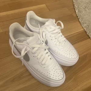 Nike skor  - Ett par helt nya oanvända Nike skor. Sulan är lite högre. Har tyvärr slängt kartongen. Nypris 949kr, säljer för 500. Använd gärna KÖP NU 🩶🤍