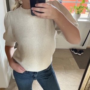 Beige/vit stickad t-shirt - Jätte fin stickad t shirt från vero Moda, använd en gång så i princip som ny!  Storlek M! 😊