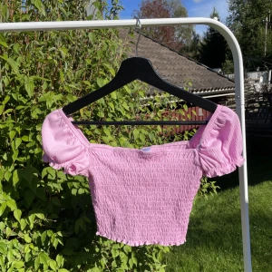 Rosa topp - En ikonisk rosa topp med små puffar på axlarna😍🩷 Perfekt om det nalkas en barbiefest eller för att piffa upp vardagen!!  