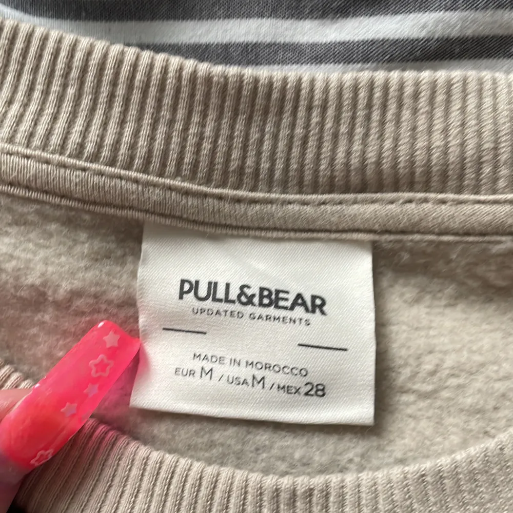 Randig tjocktröja i svart och beige från pull & bear, bara testad för jag tycker den va för liten så aldrig använt, såå skönt material . Hoodies.