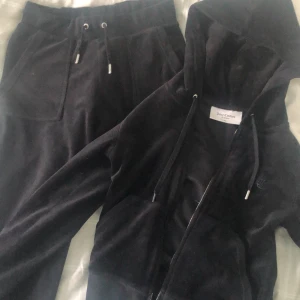 Juicy set - Juicy det svart. suddig kamera 