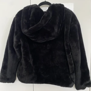 Svart pälsjacka - Svart pälsjacka med luva. Från Primark