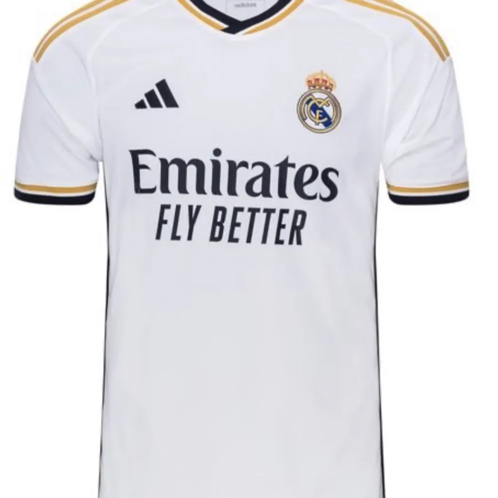 Real Madrids hemma tröja 2023/24, denna tröjan är en A kopia med spelaren vinicius jr på baksidan/ nummer 7 . Man ser ej att denna är en A kopia, den är i storlek 176, vilket är s ungefär, mer bilder? Skriv till mig!!. Hoodies.