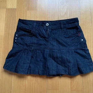 Kort jeans kjol - Jag hitta denna fina jeans kjol på en loppmarknad i Berlin och har sen dess inte använts pga att den var för liten. Kjolen är Eu 30 som innerbär att man behöver midjemåttet ca 76cm. Jag rekommenderar att man mäter sitt eget så man vet att den passar:)