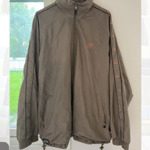 Adidas jacka - Regn jacka med dold luva från adidas