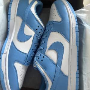 NIKE DUNK LOW white blue STORLEK 44  pris 1000   för mer info&bilder skriv dm