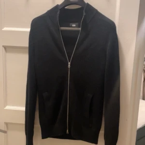 Stickad cardigan/kofta - En stickad fullzip cardigan/kofta från zalando i storlek XS.  Använd fåtal gånger, nypris 599kr 