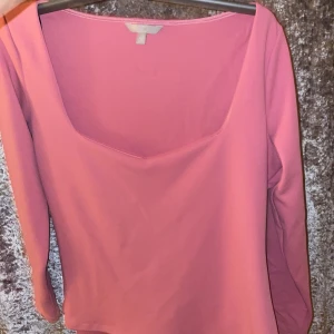 Rosa tröja  - Hej, jag säljer den här fina tröjan från h&m. Hör av er om mer bilder osv💝
