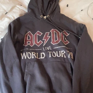 ACDC hoodie - Super cool ACDC hoodie jag köpte på en loppis, väll andvänd då den är begagnad men inga hål eller liknande 