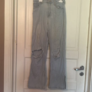 High waist jeans med hål på knäna  - Ljusblåa high waist jeans med hål på knäna. Använd några gånger men det märks knappt. 💗💗