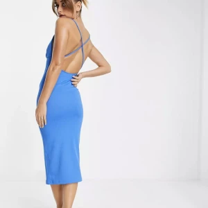 Blå klänning - Blåklänning med öppen rygg i storlek 38💙