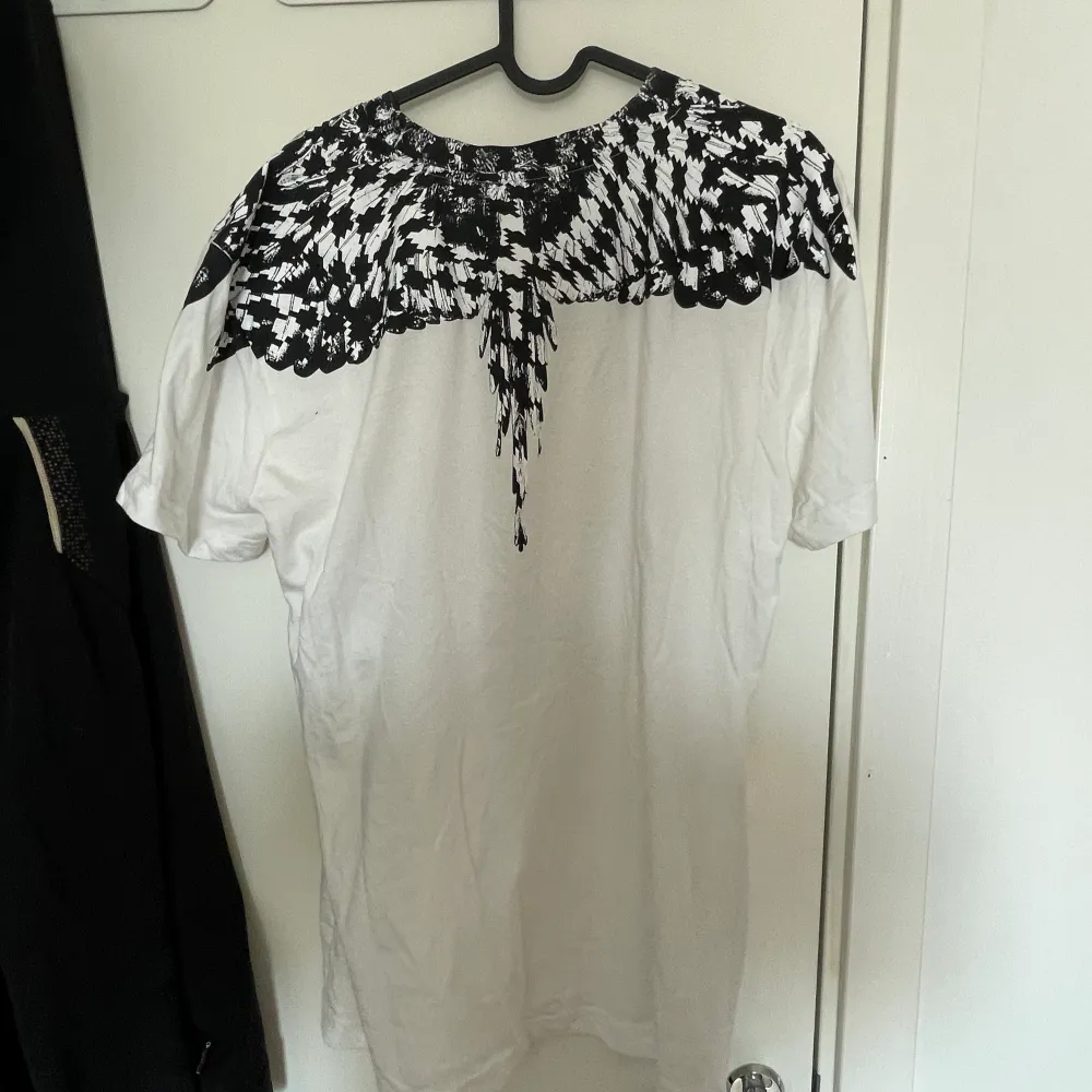 T-shirt av märket ”Marcelo Burlon”  Knappt använd då den sitter lite oversized och det ej är min stil.  Storlek: M Kan tänka mig frakta och mötas upp i Helsingborg.. T-shirts.