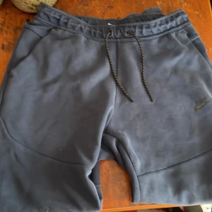 Nike tech fleece - Säljer min tracksuit nu för jag slutat använda den och vill bara bli av med den. Den är storlek L i både tröjan och byxorna. Nypris 2500kr, köp för 1700kr
