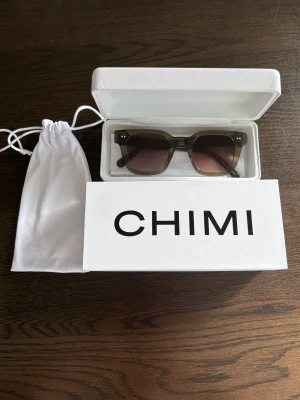 Chimis 04 GREEN - Inköpta förra året i juli och har tagits hand om väll. Allt ingår som man skulle fått i butik inklusive kvitto. Finns en putsduk i boxen. Jag står för frakten👍🏻
