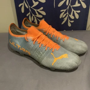 PUMA-ULTRA - Är ett par fina fotbollsskor som i originalpris kostar 1299kr men som jag nu säljer för 699kr. Andvända 3 gånger. Storlek 46/47. Bara att höra av sig om det är nått man undrar. 
