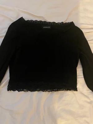 Tröja med spetskant  - Jätte snygg tröja med spetskant, använda bara två gånger.