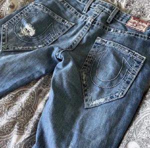 True religion jeans - True religion jeans som jag köpte hör på Plick men säljer eftersom de ej passade mig💕 De är i jättebraskick och har själv aldrig använt dem !lånade bilder!