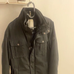 J Lindeberg jacka - Säljer min knappt använda j lindeberg bailey jacka. Höst/vinter jacka i storlek S. 