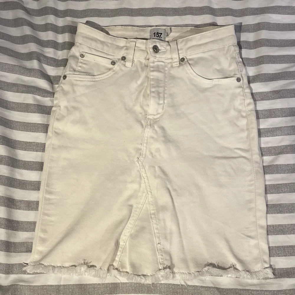 Ett par byxor från lager 157 som är omsydda till en kjol Stl M. Kjolar.