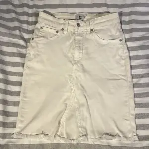 Ett par byxor från lager 157 som är omsydda till en kjol Stl M
