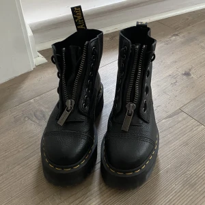 Dr martens sinclair plattform - Använda 1-2 gånger, nypris 2400kr