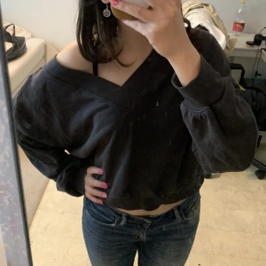 Topp - Supersöt v-neck croppad sweater, lite oversized 🤍