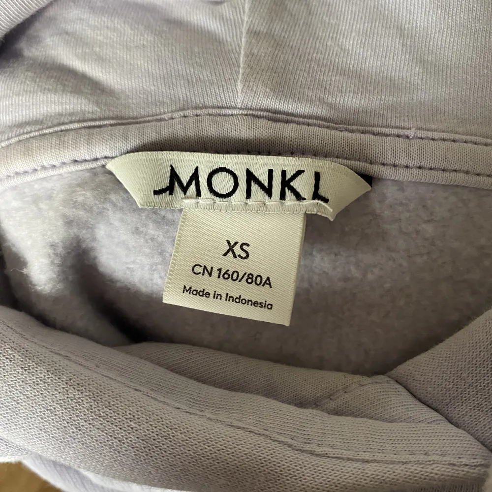 En jättemysig hoodie från Monki köptes för 300kr💕. Hoodies.