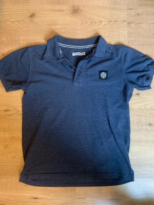 Stone island piké  - Säljer min stone island piké då den inte kommer till användning. Storlek S, skick 8/10. Skriv om ni har några funderingar. Pris kan diskuteras.