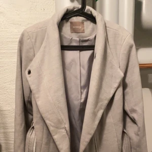 Grå kappa - grå långkappa från Orsay, använd nån gång men ser helt ny ut.