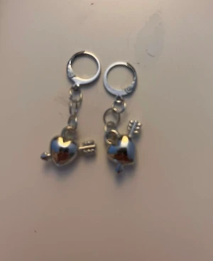 Heart breakers💘💘 - Super fina örhängs par!⚡️🎸😻Säljer i par!(50kr)❤️+Frakt😁Vi säljer bara i silver💕Hand gjorda🫶🏻