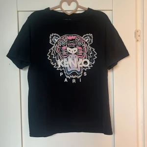 Kenzo T-shirt - Storlek M men passar mindre och större. Superfint skick.  PRIS KAN DISKUTERAS