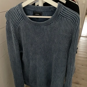 Boomerang tröja - Säljer den här feta tröjan ifrån boomerang. Den är i bra skick och har inga flaws. Storlek L men är ganska liten i storlek så kan tänka mig att den även passar M. Är osäker på nypris då boomerang inte säljer den längre men tror det ligger runt 2000