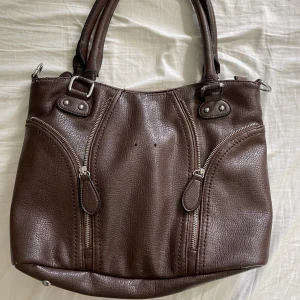 Perfekt skolväska! - Säjer denna helt perfekta skolväska!!! Den är tillräckligt stor för att få plats med dator och mappar. Såå coola och unika detaljer😍handtagen är lagade, men det är verkligen inget man tänker på. Skriv vid fler frågor