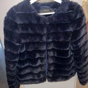 Pälsjacka - Supervacker, fluffig jacka i fejkpäls från VERO MODA. Storlek XS men är stor i storleken så skulle nog säga att den är mer S. Fint skick, endast använd ett fåtal gånger. Köpt för ungefär 700kr.
