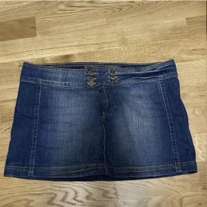 Jeans kjol - Jättefin jeanskjol som ej kommer till användning längre. Det står 38 i kjolen men skulle snarare säga att den är 36/34💕 pris är diskuterbart💕