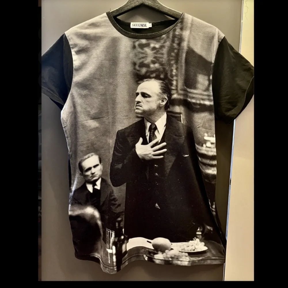En tröja köpt utomlands med motivet ”Godfather” från Filmen. Storlek L men passar M. Skriv för mer bilder.. T-shirts.
