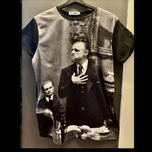 The godfather tröja - En tröja köpt utomlands med motivet ”Godfather” från Filmen. Storlek L men passar M. Skriv för mer bilder.