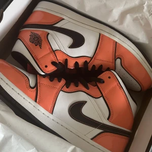 Jordan 1s 'Turf orange' - använda 5-6 gånger, väl omhändertagna. Strl 42. Orginal box finns med.