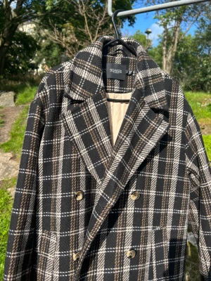 Vinterkappa från Soaked in Luxury  - Fin vinterkappa, knappt använd då den är för stor och inte en passar mig. Inköpt för två år sedan på Åhléns.   Inköpspris: 1399 kr  