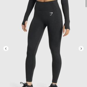 Gymshark tights - Snygga träningstights från gymshark i storlek S! Säljer då de var lite stora på mig, kan därför också byta mot samma tights (svarta eller mörk gröna) i storlek XS💕💕 Skriv om du är intresserad!!